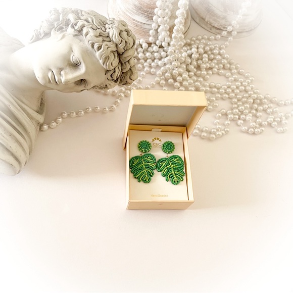 NWT Green Hand Beaded Leaf Drop Earrings - Picture 4 of 5